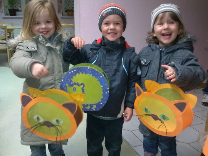 Ich geh mit meiner selbst gebastelten Laterne - in Harztor wird heut wieder geklebt und gebastelt (Foto: Zukunft Harztor e.V.)