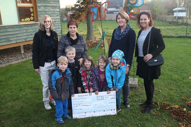 Man kann das Ehrenamt nicht genug w&uuml;rdigen: Maria Wagner (r.) und Cornelia Wilhelm (l.) brachten dem F&ouml;rderverein der "Kleine Entdecker" ein Dankesch&ouml;n mit  (Foto: Angelo Glashagel)