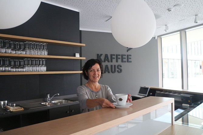 Marion Mahrle-Kais wird ihre "Kaffeehaus" an der Nordh&auml;user Bibliothek am 14. November er&ouml;ffnen (Foto: Angelo Glashagel)