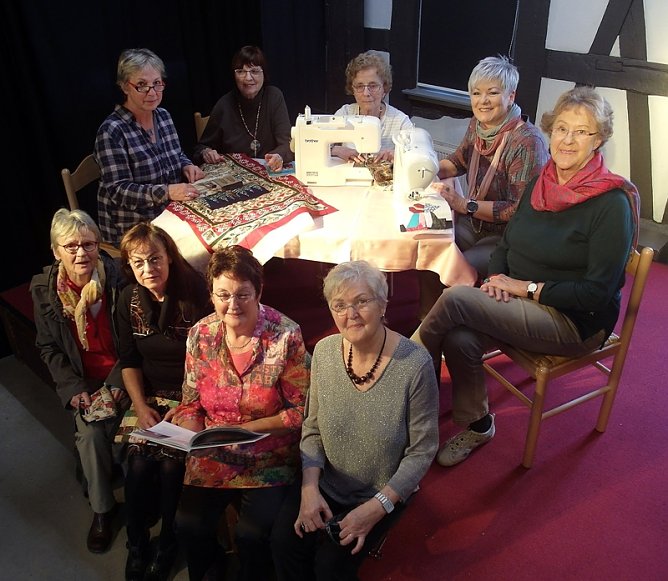 Wir h&auml;ngen an der Nadel - zur Ausstellungser&ouml;ffnung werden die Textilk&uuml;nstlerinnen einen Einblick in ihre Techniken geben (Foto: J&uuml;rgen Rennebach)