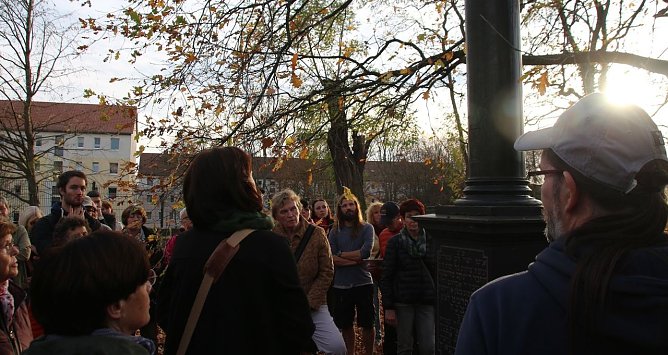 F&uuml;hrung auf dem j&uuml;dischen Friedhof (Foto: Presse Stadtverwaltung)