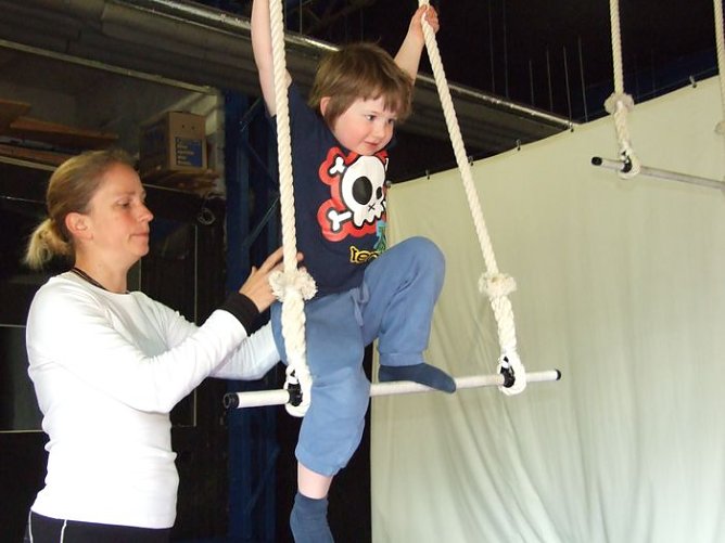 Üben am Trapez (Foto: S. Böttcher) Üben am Trapez (Foto: S. Böttcher)