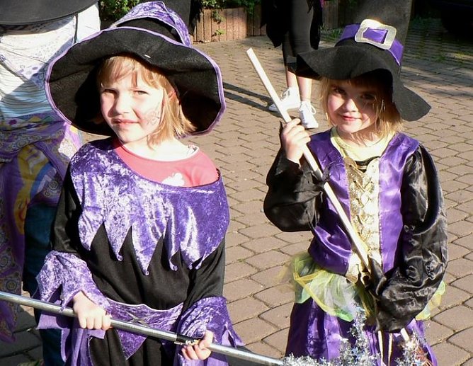 Hexen zum empfang (Foto: pln)