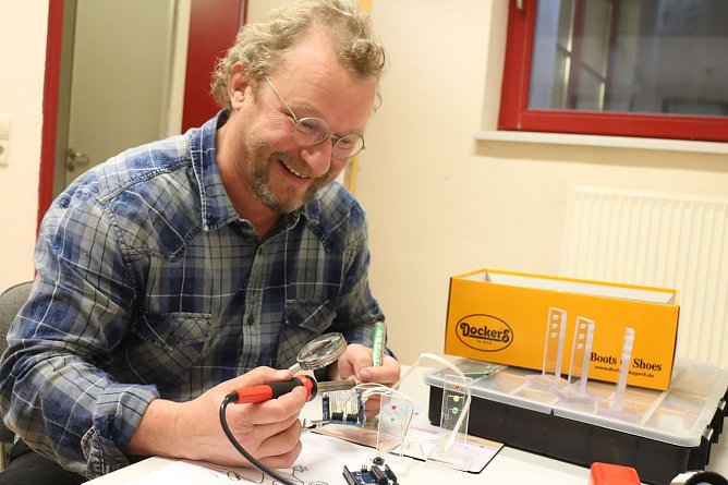 Gerd Mehler im Sch&uuml;lerlabor - Zeigen das Wissenschaft Spa&szlig; macht, das es etwas reales ist (Foto: Angelo Glashagel)