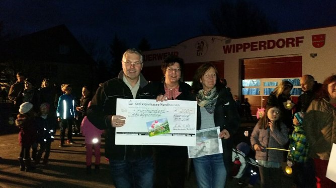 Die kleinen Wipperspatzen konnten sich an Martini über ein Geschenk freuen (Foto: Bodo Möller) Die kleinen Wipperspatzen konnten sich an Martini über ein Geschenk freuen (Foto: Bodo Möller)