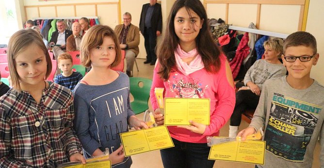 An der Grundschule Niedersachswerfen wurden heute Bienenfreunde ausgezeichnet (Foto: Angelo Glashagel)