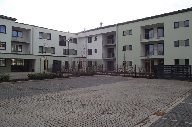 Das Wohn-und Pflegezentrum erh&auml;lt in den n&auml;chsten Tagen weiteren Zuwachs. Offiziell kann es am kommenden Freitag besichtigt werden. Die offizielle Er&ouml;ffnung mit gro&szlig;em Bahnhof soll im Fr&uuml;hjahr 2016 erfolgen. (Foto: Kurt Frank)