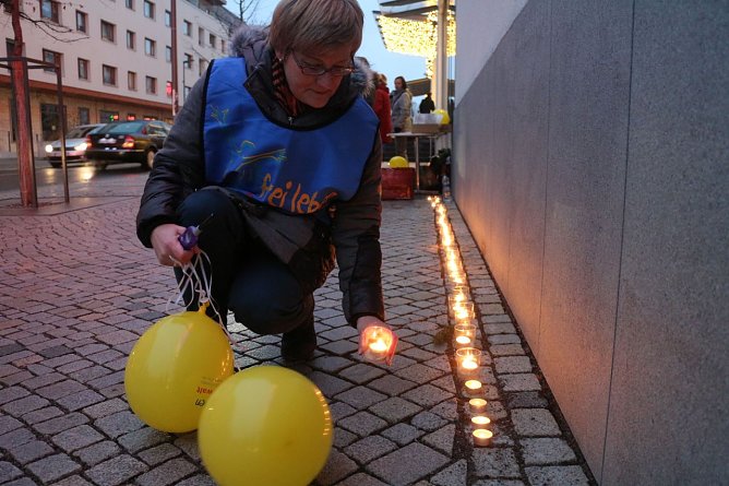 Mit Lichtern auf Gewalt gegen Frauen aufmerksam machen - auch heute trotze das Frauennetzwerk vor der Nordh&auml;user Marktpassage der Witterung (Foto: Angelo Glashagel)