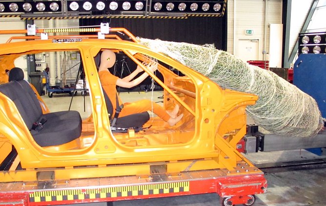 Hier wird der Weihnachtsbaum zum Geschoss (Foto: ADAC)