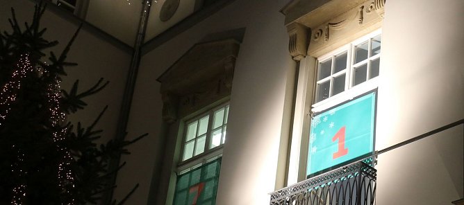Am gro&szlig;en Adventskalender des Nordh&auml;user Theaters &ouml;ffnete sich heute das erste T&uuml;rchen (Foto: Angelo Glashagel)