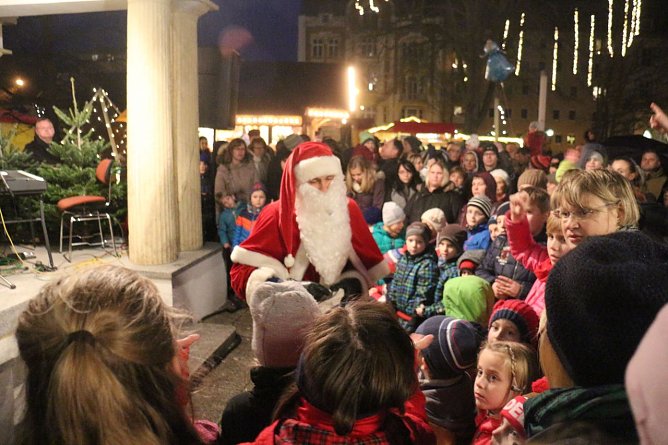 Gro&szlig;e und kleine G&auml;ste waren viele vor dem Nordh&auml;user Theater erschienen (Foto: Angelo Glashagel)