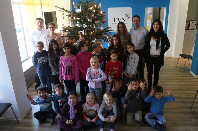 Die Hortkinder der Bertold Brecht Schule schm&uuml;ckten den Weihnachtsbaum der EVN mit ihrem ganz eigenen Schmuck (Foto: Angelo Glashagel)