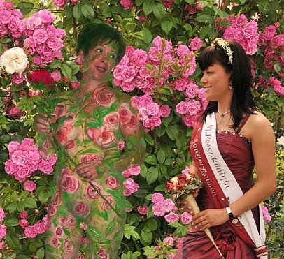 Fantasie spielt mit: Wer ist denn da die Rosenkönigin? (Foto: Georg Brockt) Fantasie spielt mit: Wer ist denn da die Rosenkönigin? (Foto: Georg Brockt)