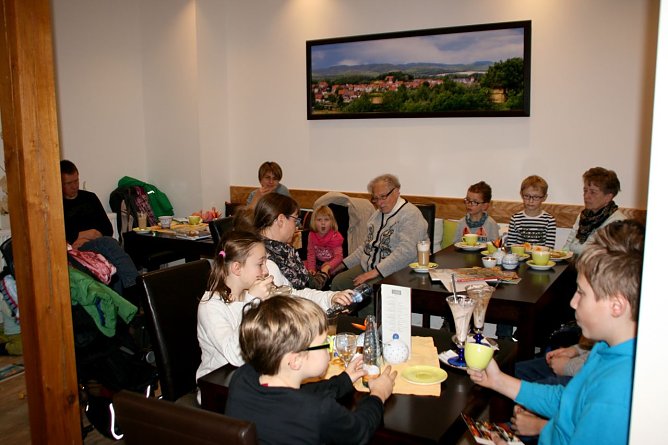 Zum ersten Ellricher Literaturcaf&eacute; hatte man j&uuml;ngere B&uuml;cherfreunde geladen (Foto: Angelo Glashagel)