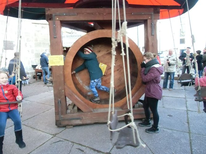 Auch das beliebte Mittelalterkarussel wird man auf dem Handwerker Weihnachtsmarkt auf dem Blasiikirchplatz wieder erleben k&ouml;nnen (Foto: Frank Tuschy)
