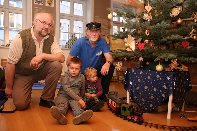 Vereins-Chef Ronald Mei&szlig;ner (rechts)  mit seinem Kollegen Ulf Ga&szlig;man (links) unterm Weihnachtsbaum (Foto: Patrick Grabe, Pressestelle Stadt Nordhausen)