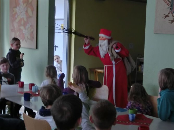 Besuch vom Weihnachtsmann in der Grundschule G&ouml;rsbach (Foto: Jessica Pieper)