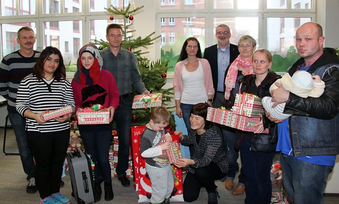 Weihnachtliche Bescherung für Familien und Flüchtlinge (Foto: Jessica Pieper) Weihnachtliche Bescherung für Familien und Flüchtlinge (Foto: Jessica Pieper)