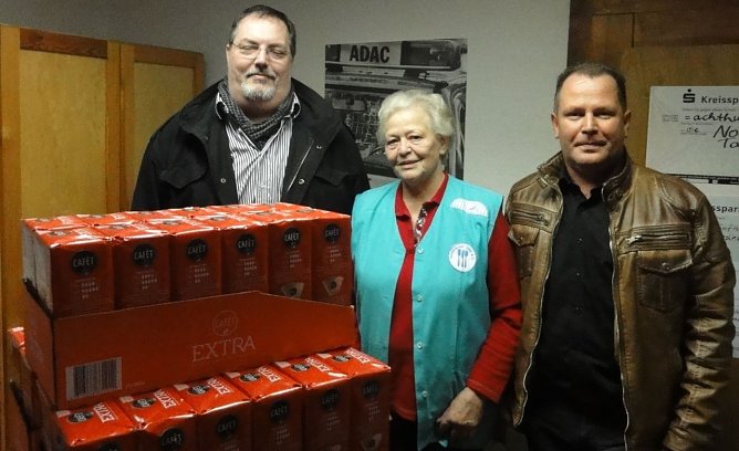 Kaffee an die Tafel &uuml;bergeben (Foto: DVP)