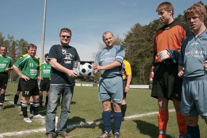 Ball &uuml;bergeben (Foto: Flohr)