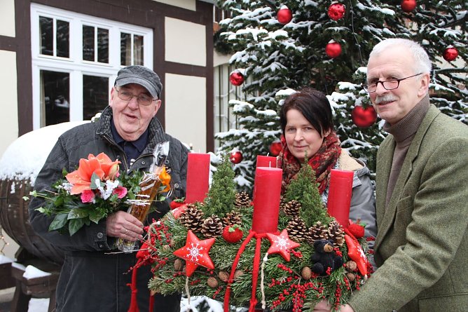 Der Kranz der Siegerin (v.l.:) - Karl-Heinz Rusch, Kerstin Ackermann und Jochen Einenckel (Foto: Angelo Glashagel)