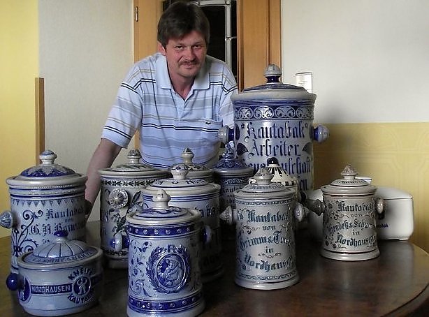 Nicht um Kautabakt&ouml;pfe geht es Paul-Ludwig Schierholz in seiner Ausstellung im Heringer Schloss, sondern um die vielf&auml;ltige Werbung f&uuml;r Produkte, die Nordhausen einst reich und ber&uuml;hmt machten  (Foto: Kurt Frank)