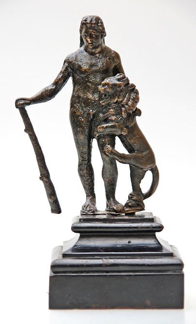 Herakles und der Nemeische L&ouml;we, r&ouml;mische Bronzestatuette, 2. oder 3. Jh. n. Chr. (Foto: Pressestelle Stadt Nordhausen)