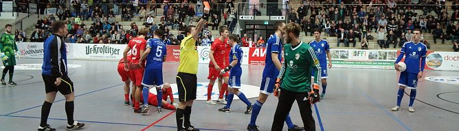 Rote Karte f&uuml;r den Jenaer Keeper nach T&auml;tlichkeit gegen Schr&ouml;ter. (Foto: nnz)