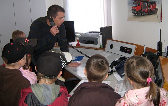 Besuch bei der Feuerwehr (Foto: JSW)