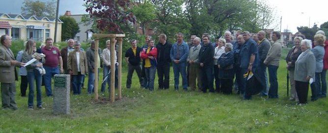 Geburtsgeschenk gepflanzt (Foto: Gemeinde)