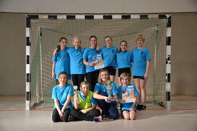 hinten v. l. n. r.: Julia Pfeiffer, Leticia Brock, Victoria Picht, Luzy N&uuml;&szlig;le, Clarissa Graichen, Jessica Gerlach vorn v. l. n. r.: Milena Pfeiffer, Elli Liebenrodt, Nicole Kaempffe, Nele Warschkow (Foto: Werner H&uuml;tcher)