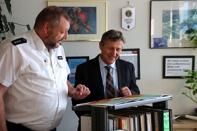 Arbeitsbesuch - Oberb&uuml;rgermeister Zeh beim Leiter der Nordh&auml;user Polizeiinspektion Michael K&ouml;ster (Foto: Pressestelle Stadt Nordhausen)