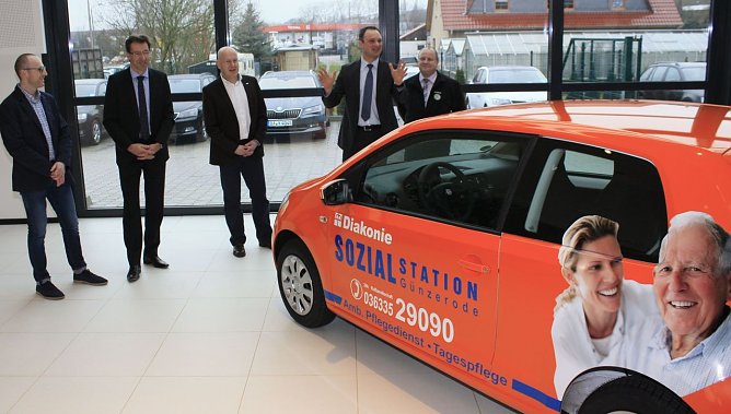 Skoda-Flotte &uuml;bergeben (Foto: H. Fischer/AHP)