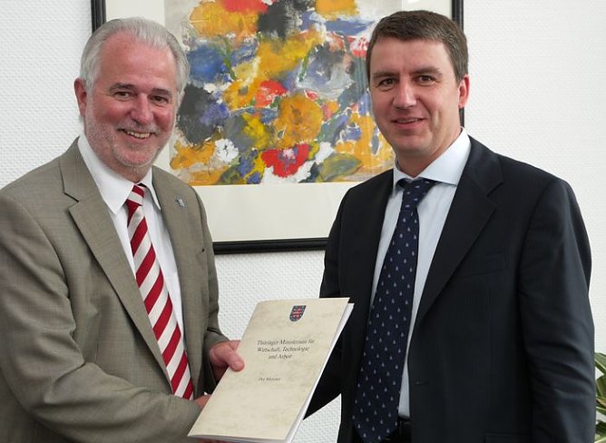 Minister &uuml;bergibt F&ouml;rderbescheid (Foto: nnz)