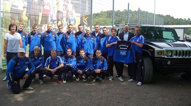 Beim Sponsor bedankt (Foto: H. Michel)