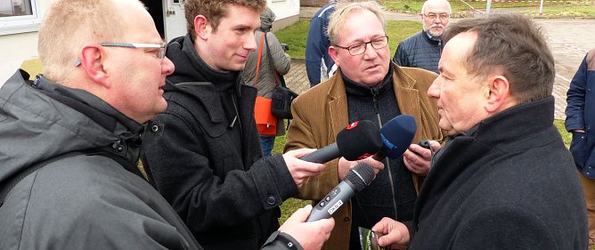 Noch einmal Medieninteresse f&uuml;r den Erdfall und den Minister (Foto: nnz)