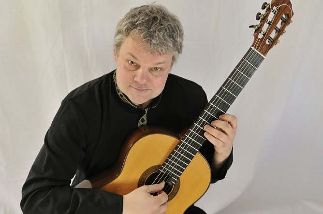 Gitarrist Roger Tristao Adao wird demn&auml;chst wieder auf dem Heringer Schloss aufspielen (Foto: Schloss Heringen)