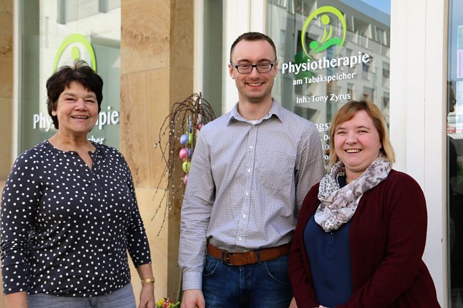 Physiotherapeut Tony Zyrus sowie seine beiden Mitarbeiterinnen Heike B&ouml;nisch (links) und Annekatrin Reisner sind ab sofort in den neuen Praxisr&auml;umen in der B&auml;ckerstra&szlig;e anzutreffen. (Foto: St&auml;dtische Wohnungsbaugesellschaft Nordhausen)