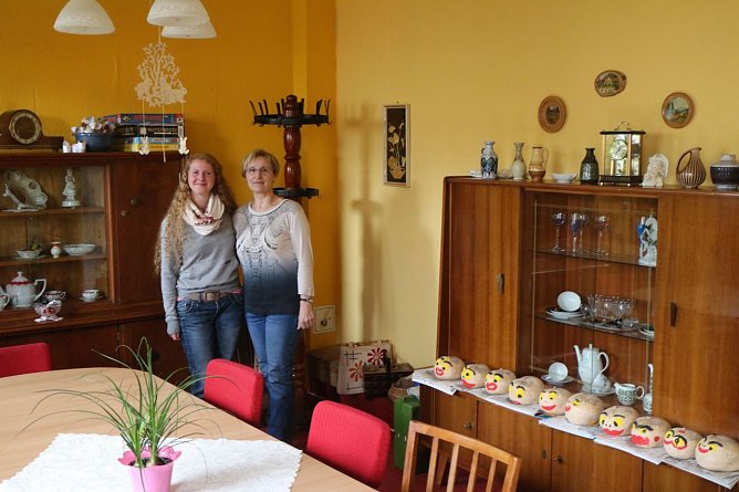 Stephanie Sch&uuml;ler und Erika Tschirr in der "guten Stube" (Foto: Angelo Glashagel)