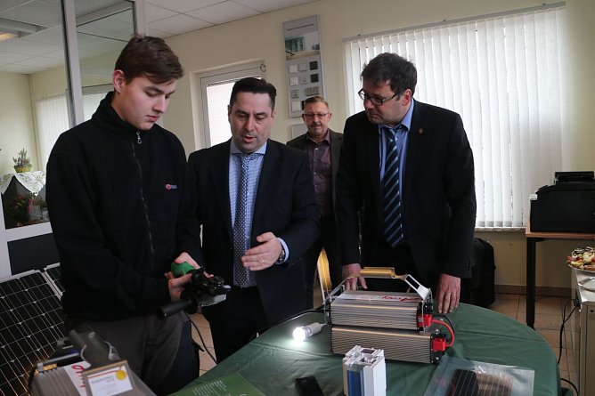 Vom LED-L&auml;mpchen bis zum K&uuml;hlschrank - die mobile Steckdose soll vielf&auml;ltige Einsatzgebiete erobern (Foto: Angelo Glashagel)