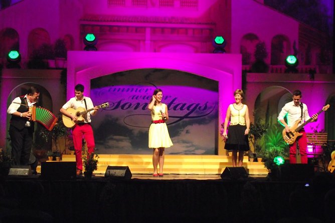 Auch auf der B&uuml;hne stand Melanie Oesch&acute;s im Mittelpunkt (Foto: Kurt Frank)