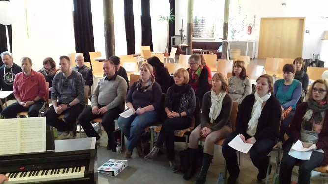 Bevor man in Leipzig zum 100. Katholikentag auftritt probte der Karibu Chor noch einmal ordentlich im Kunsthof (Foto: Katrin Cieslak)