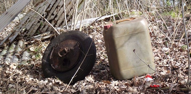 Hier liegt der M&uuml;ll in der Landschaft (Foto: Kurt Frank)