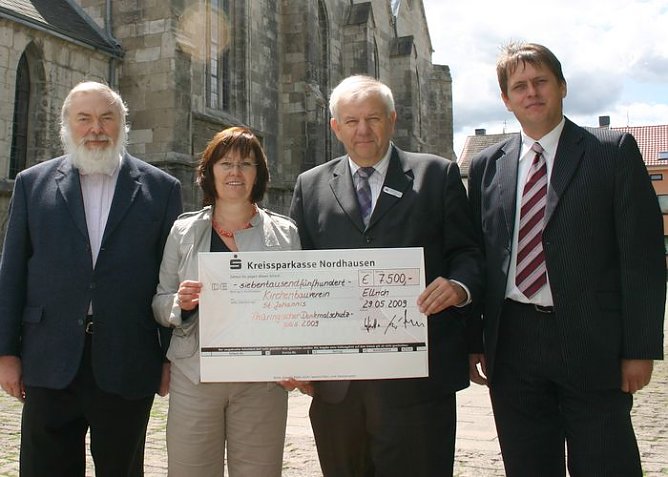 Scheck &uuml;bergeben (Foto: KSK)