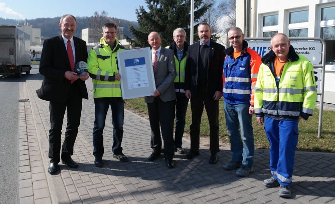 von links nach rechts: Herr Pester, Herr Materlik, Herr St&ouml;lzner, Herr G&ouml;dicke, Herr Bartsch, Herr Rabe und Herr Fl&uuml;gel (Foto: Knauf Deutsche Gipswerke KG)