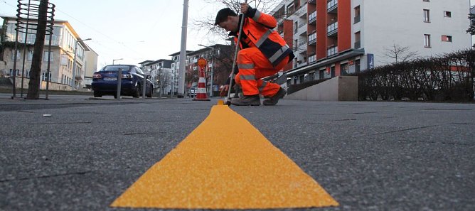 Ein Schritt in die Zukunft - mit "SmartStripes" k&ouml;nnten in Zukunft Unf&auml;lle vermieden werden (Foto: Angelo Glashagel)