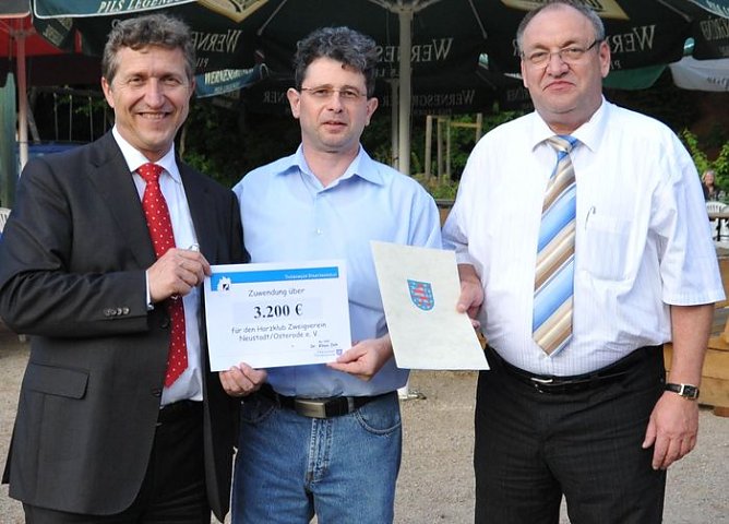 Scheck &uuml;bergeben (Foto: Urban)