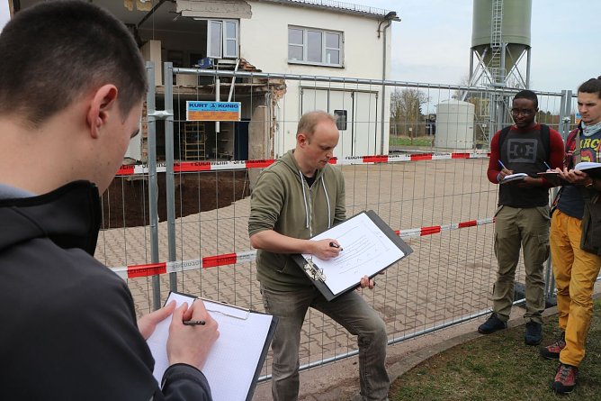 Lars Reuning erkl&auml;rte seinen Studenten die Entstehung der Erdf&auml;lle (Foto: Angelo Glashagel)
