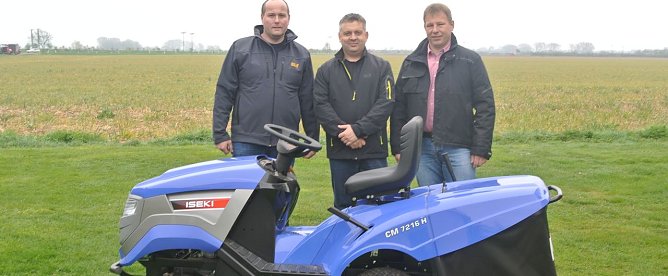 Rasentraktor &uuml;bergeben (Foto: privat)