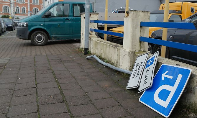Verkehrsschild umgefahren (Foto: nnz)